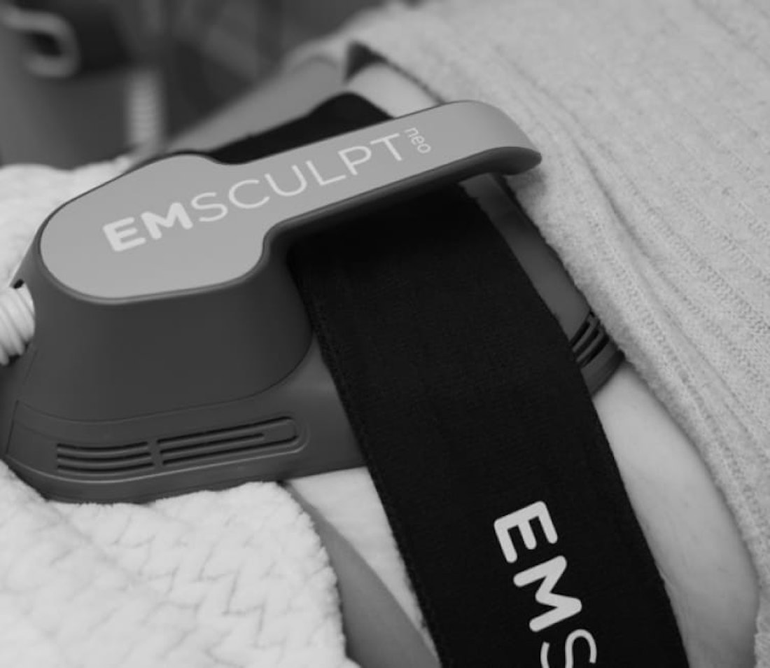 Emsculpt NEO in a Neem treatment room